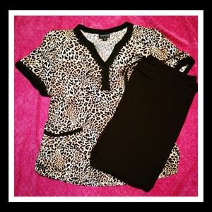 ❣️2/$20❣️ Patterned Scrub Top